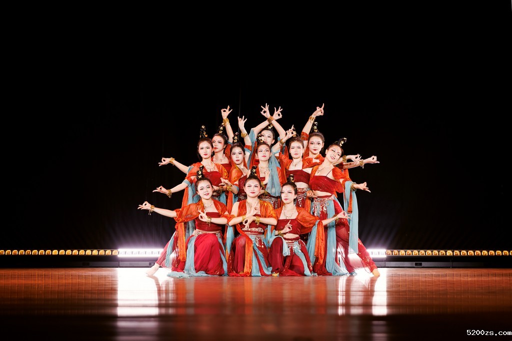 公共管理学院《敦煌伎乐舞》融合胡旋舞与霓裳羽衣的神韵